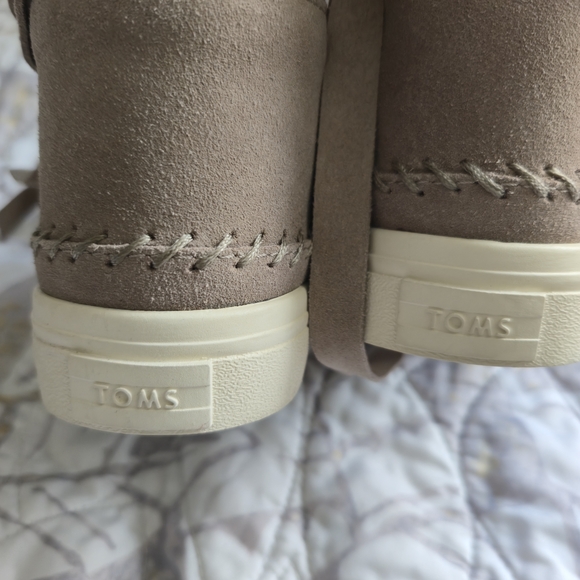 Toms Tan Winter Boots with Faux Fur Trim - Picture 3 of 5